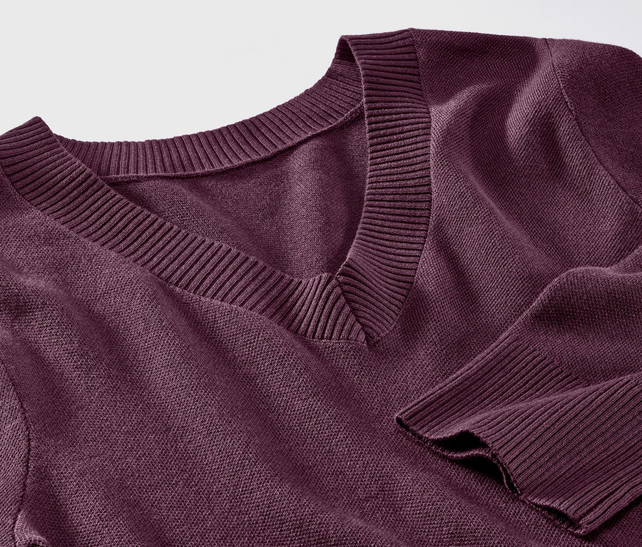 Gros plan d'un pull en maille violet.