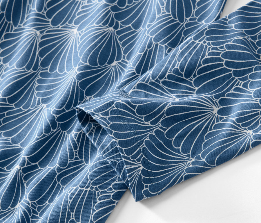 Gros plan sur une chemise de nuit à motif floral bleu et blanc.