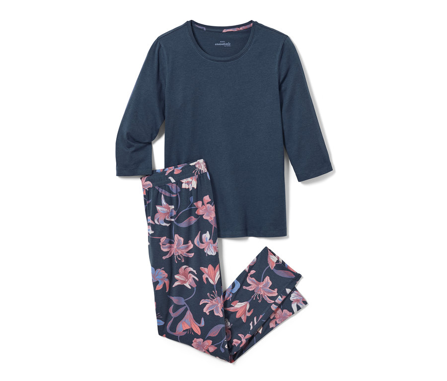 Pyjama bleu avec pantalon à fleurs.