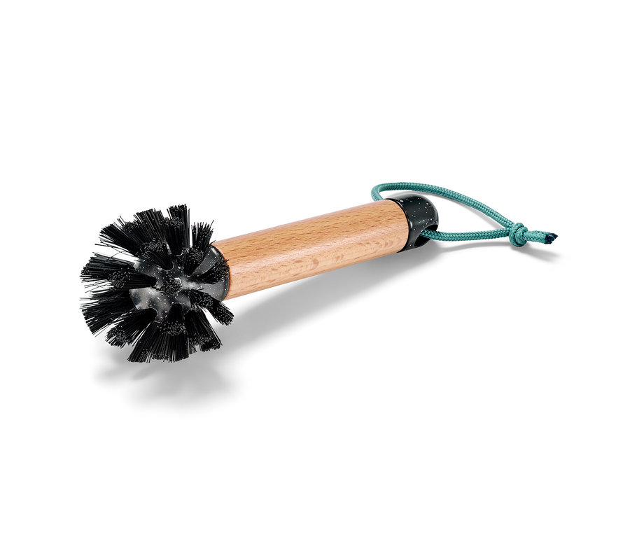 Une brosse de nettoyage universelle avec un manche en bois et des poils noirs.