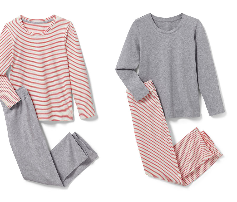 Deux pyjamas enfant posés sur un fond blanc. Un pyjama est gris et rayé rouge, l'autre est gris avec un haut rayé rouge.