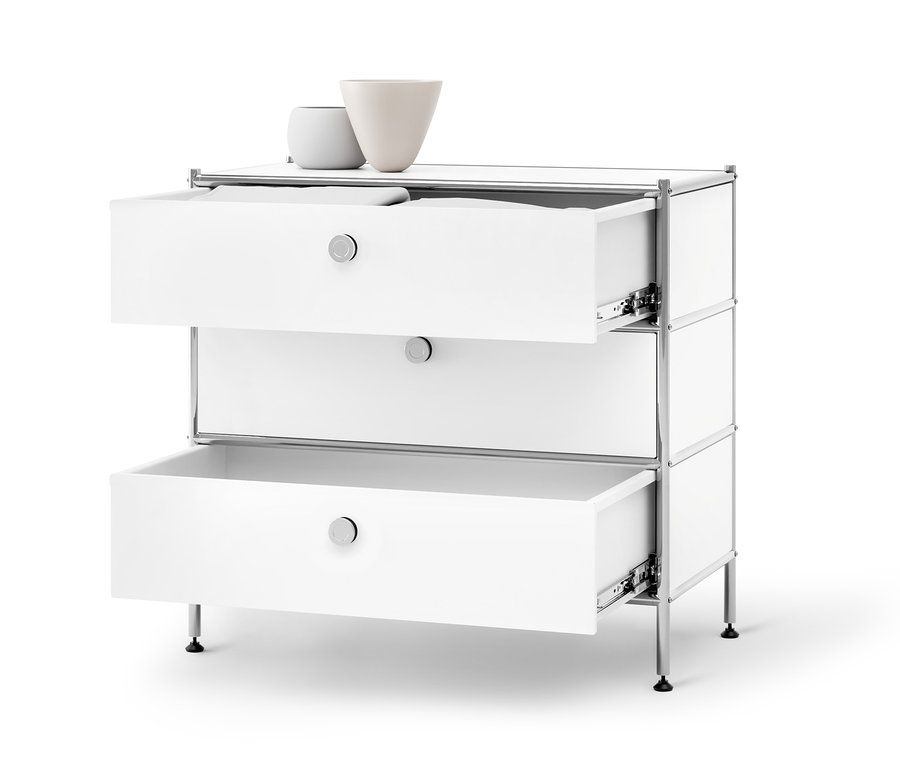 Une commode en métal « CN3 » avec 3 tiroirs, blanc, dont deux sont ouverts, se trouve devant un fond blanc.