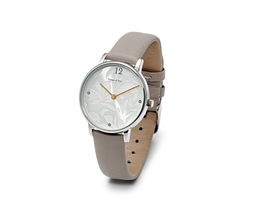 Gros plan d'une montre-bracelet pour femme avec un bracelet en cuir gris.