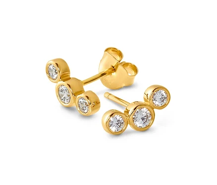 Deux puces d’oreille dorées avec arc en zircons en argent 925 sur fond blanc.