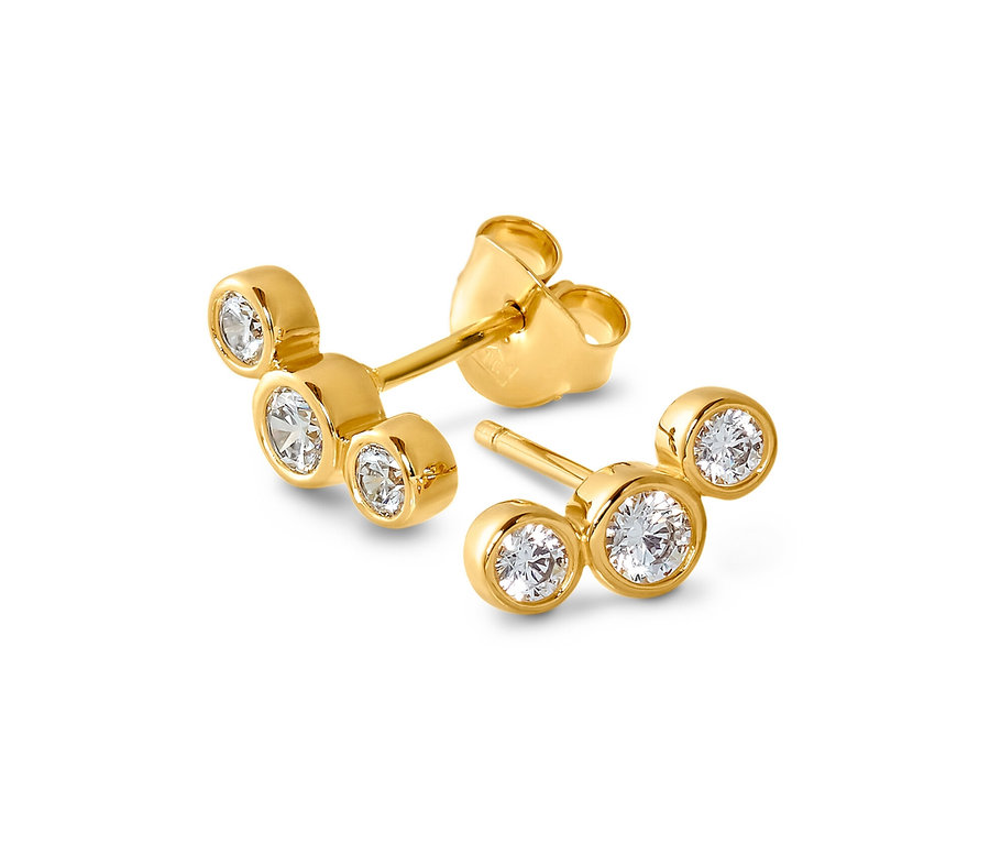 Deux puces d’oreille dorées avec arc en zircons en argent 925 sur fond blanc.