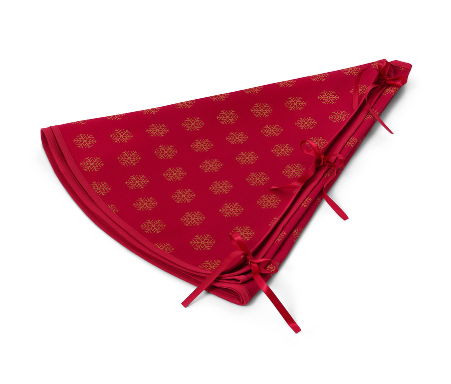 Un couvre-pied de sapin rouge avec un motif de flocons de neige dorés.