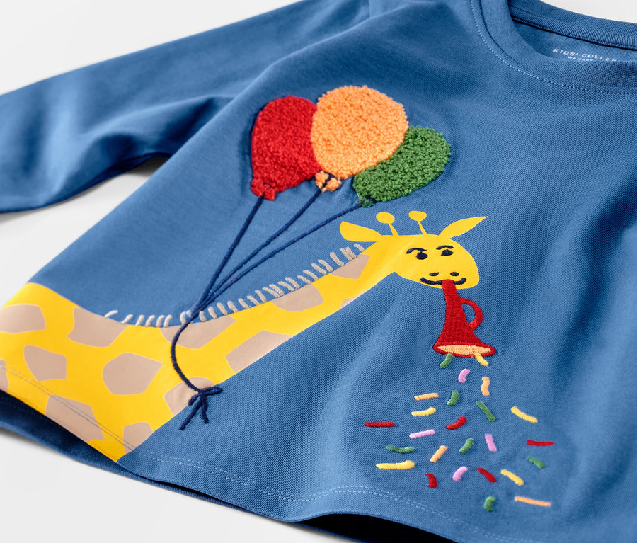 T-shirt bleu à manches longues pour enfant avec girafe et ballons.