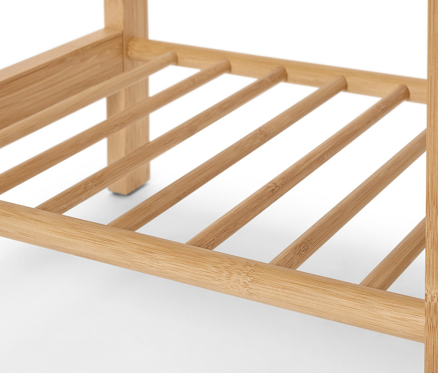 Gros plan d'une armoire ouverte avec miroir et étagère.