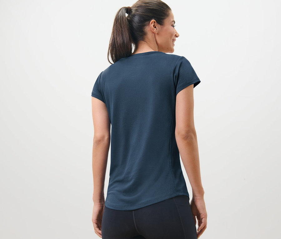 Femme portant un t-shirt technique bleu.