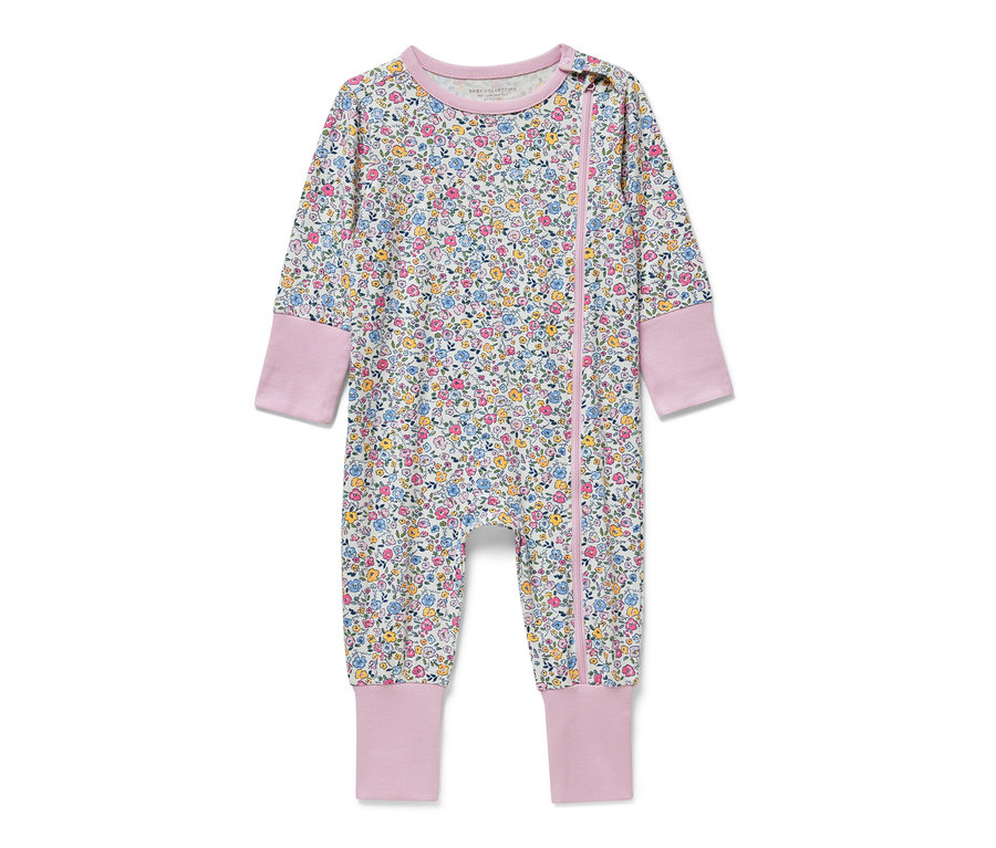 Un pyjama pour bébé fleuri.