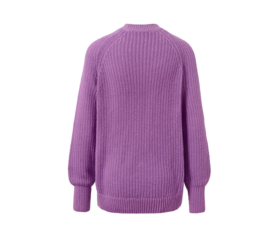 Vue détaillée de l'arrière d'un pull en maille lilas.