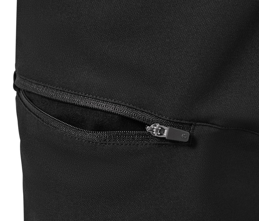Détail d'un pantalon thermique noir avec une poche zippée.