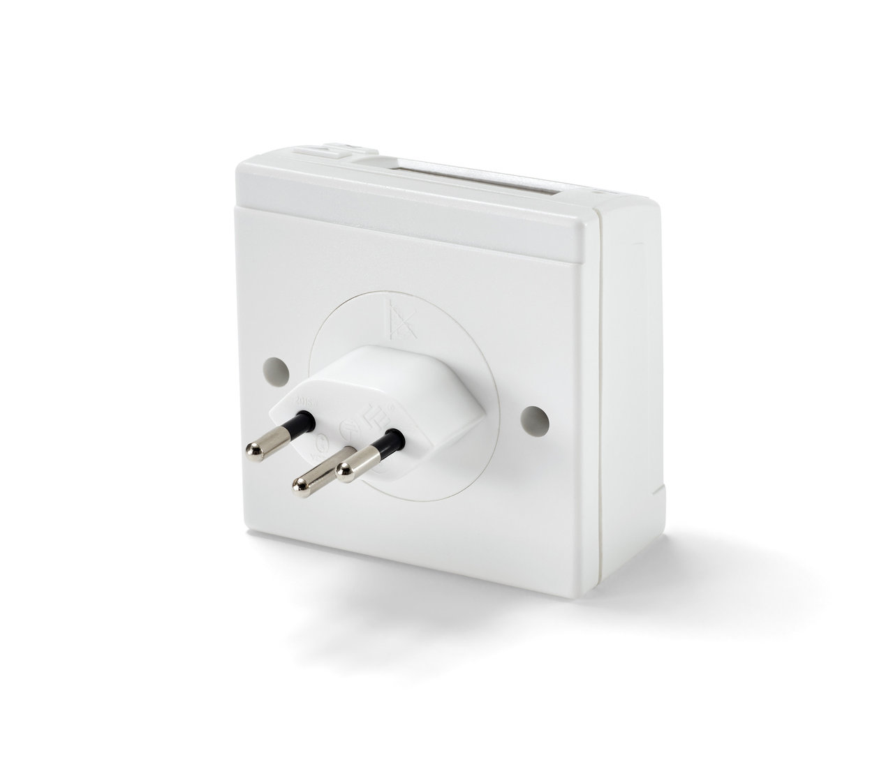 Gros plan d'un appareil de mesure de la consommation d'énergie blanc.