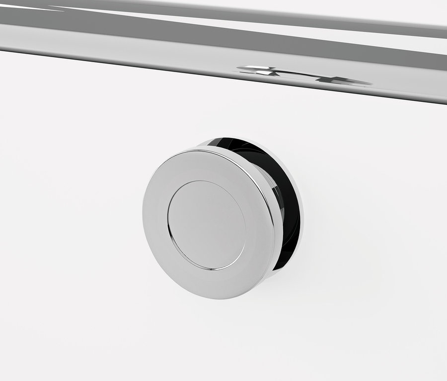 Détail d'un meuble en métal blanc CN3 avec une poignée ronde chromée.