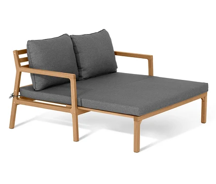 Un canapé de jardin extensible avec un cadre en bois marron clair et des coussins gris sur un fond blanc.
