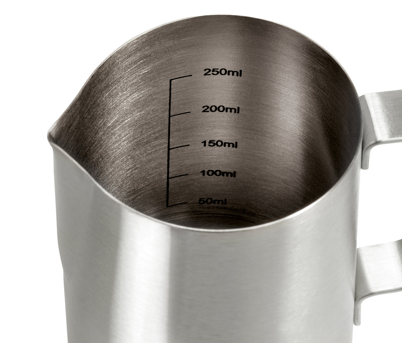 Gros plan d'un pichet à lait en inox de 300 ml avec une échelle de mesure.