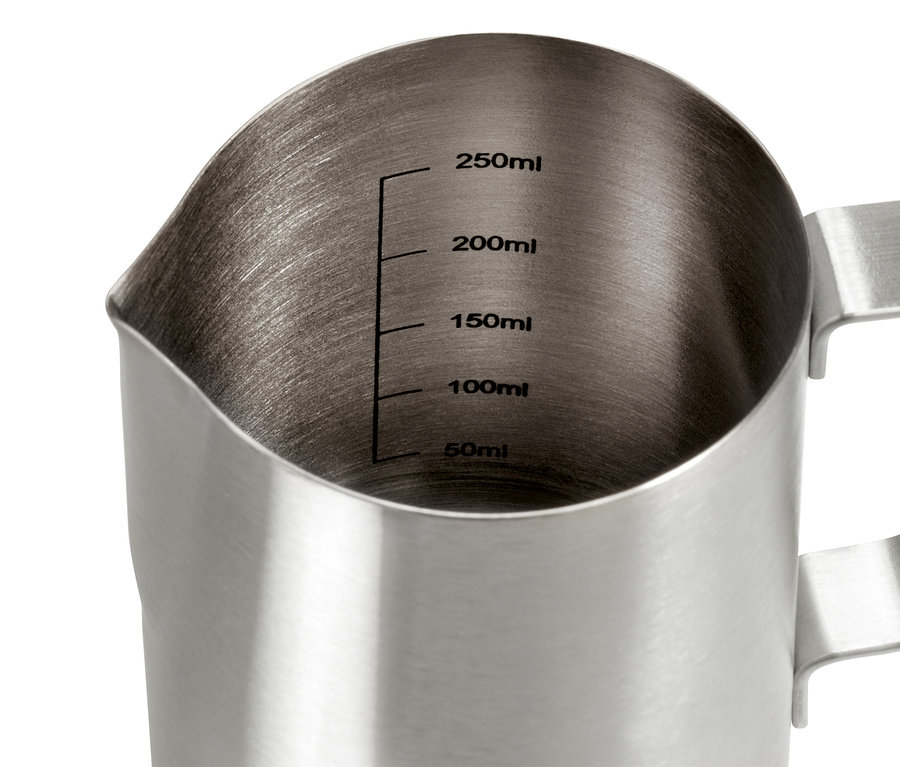 Gros plan d'un pichet à lait en inox de 300 ml avec une échelle de mesure.