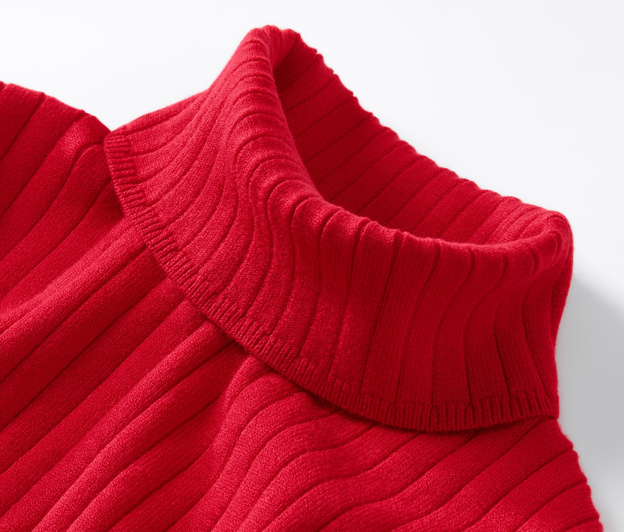 Vue détaillée d'un pull à col roulé côtelé rouge.