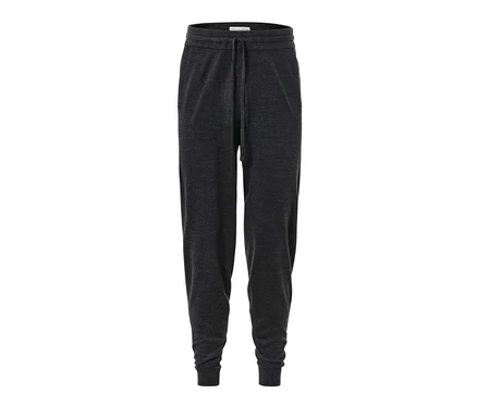 Un pantalon home wear à maille fine gris sur un fond blanc.