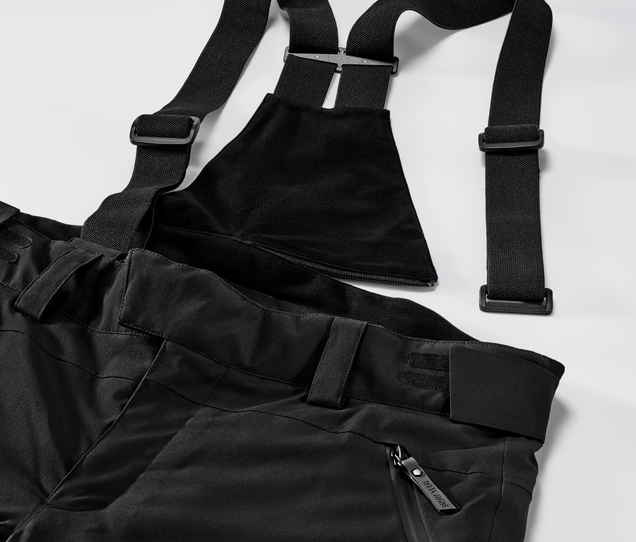 Gros plan sur un pantalon de ski high-tech noir avec bretelles.
