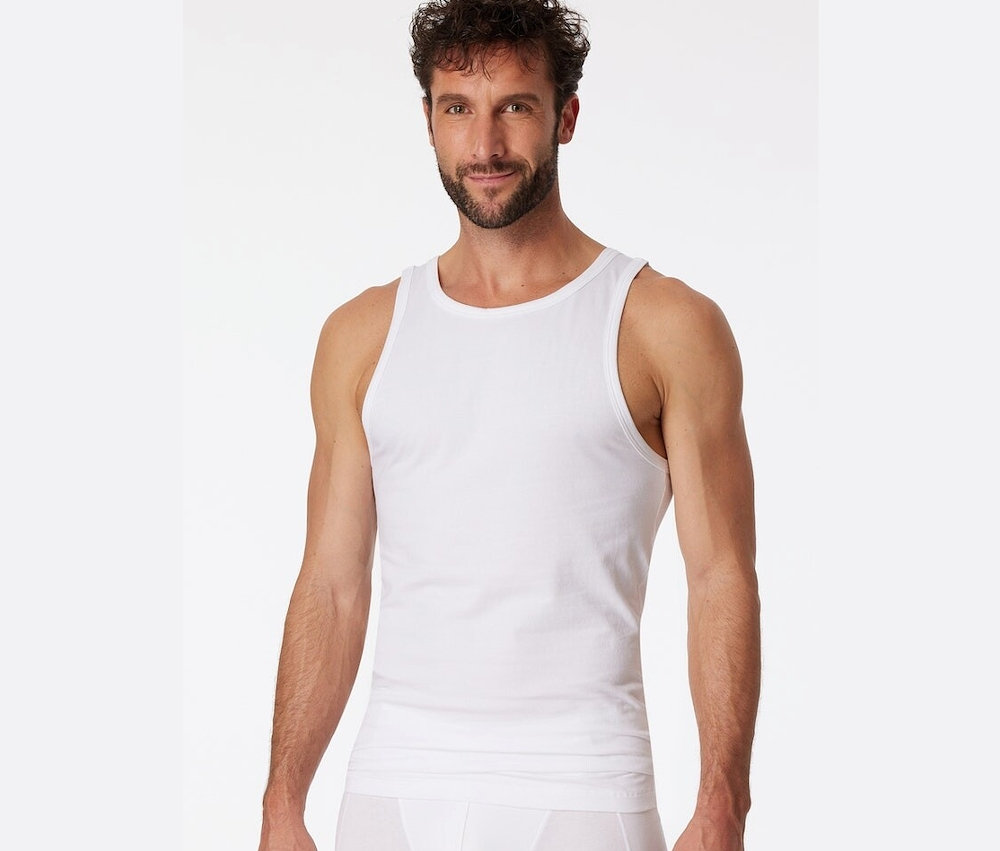 Homme portant 2 maillots de corps SCHIESSER avec coton bio, blanc.