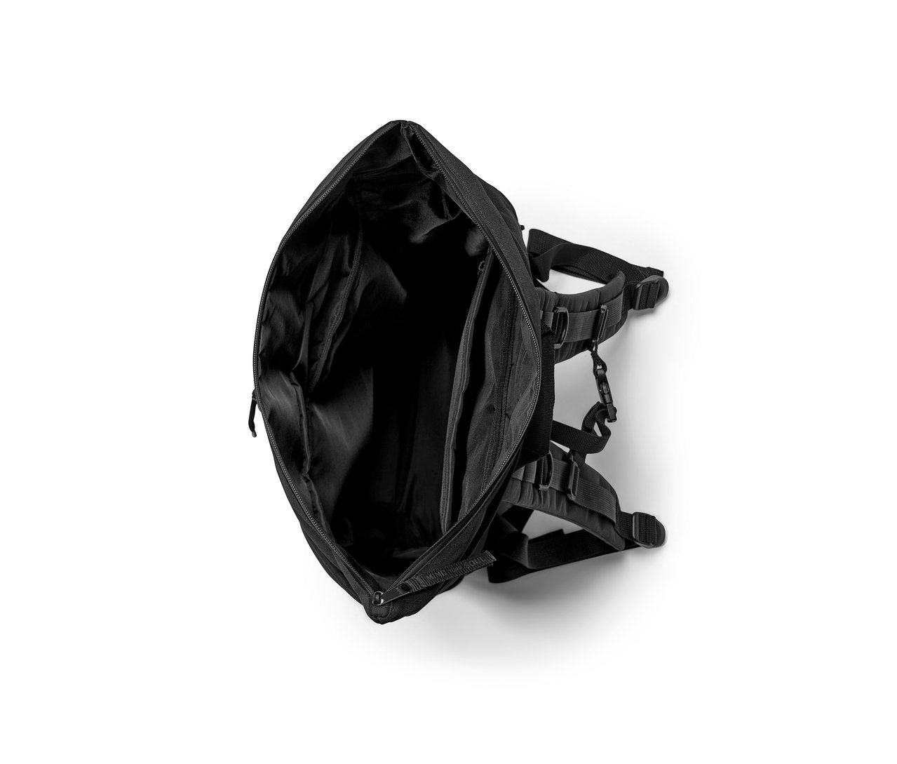 Sac à dos d’extérieur noir ouvert.