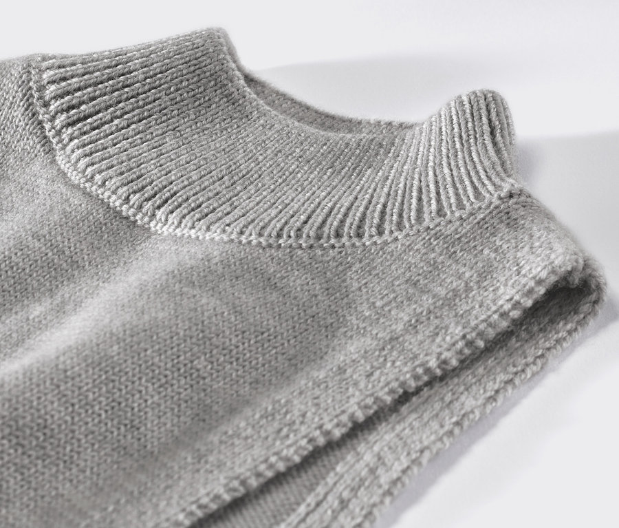 Gros plan sur une écharpe-col roulé en laine pour enfant.