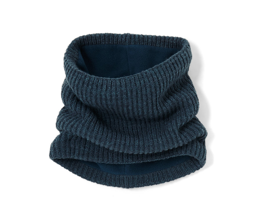 Gros plan d'une écharpe-tube en maille sur un fond blanc.