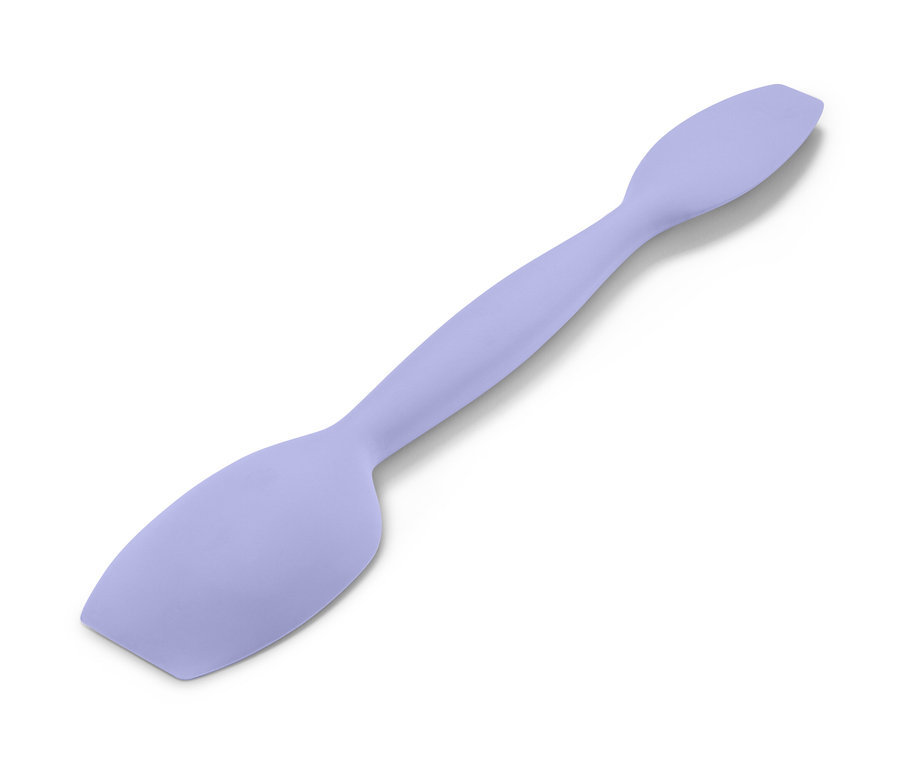 Une cuillère à pâte multifonctions violette est posée sur un fond blanc.