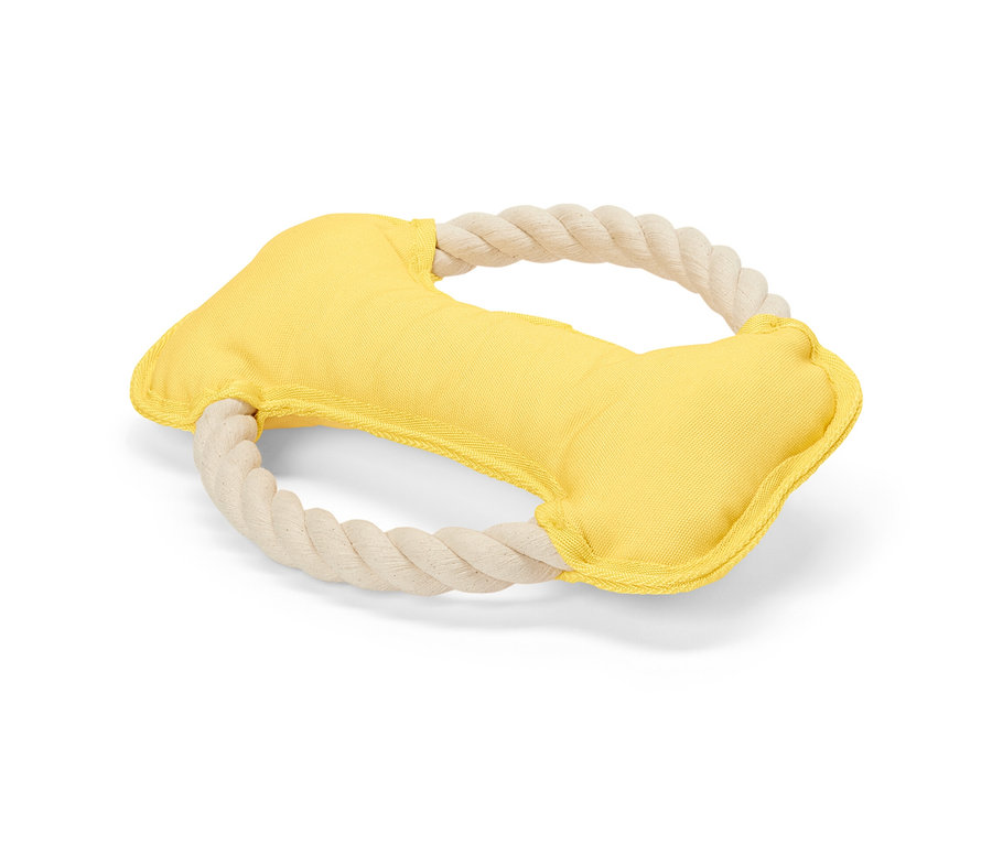 Un jouet en corde pour chien en forme d'os, tissu jaune et corde blanche.