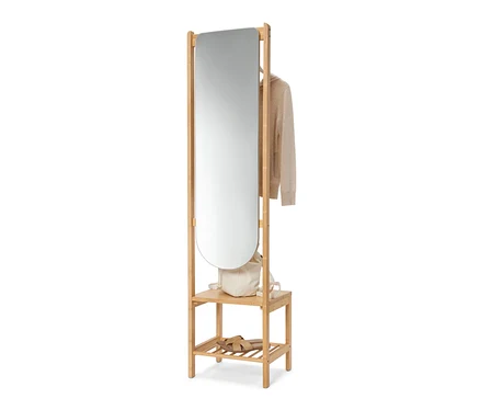 Un portant à vêtements avec miroir et étagères. Un sac à dos blanc est posé sur l'étagère supérieure, des sandales marron sur l'étagère inférieure et un pull beige est suspendu au porte-manteau.