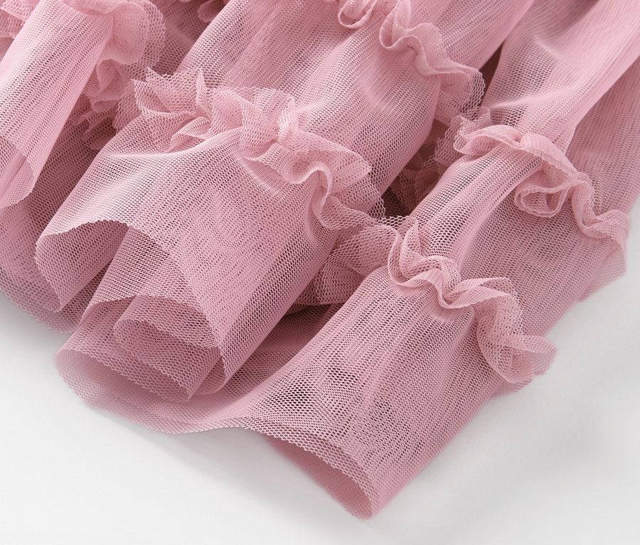 Gros plan sur une jupe en tulle pour enfant avec des volants.