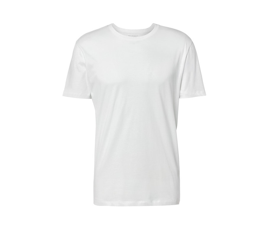 Un t-shirt blanc à manches courtes et encolure ronde.