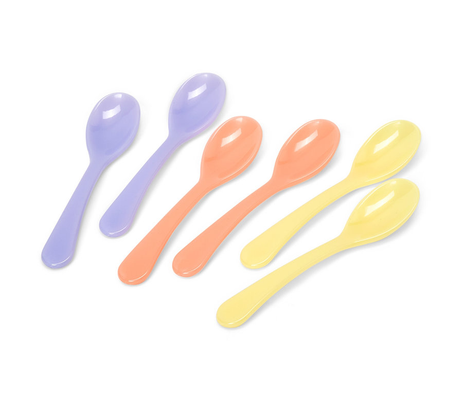 Six cuillères à œuf de couleurs violet, orange et jaune sont posées sur un fond blanc.