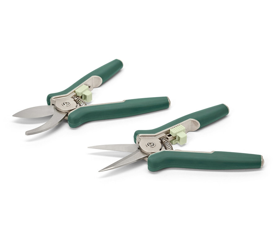 Deux mini-sécateurs sur fond blanc.