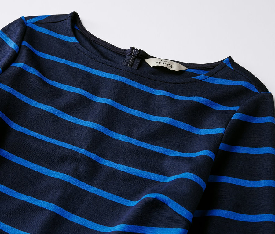 Gros plan d'une robe rayée en jersey.