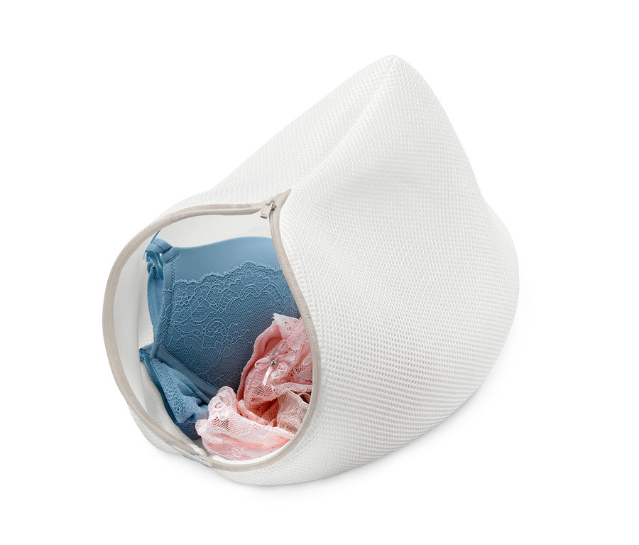 Soutien-gorge en dentelle bleu et rose dans un filet de lavage blanc.