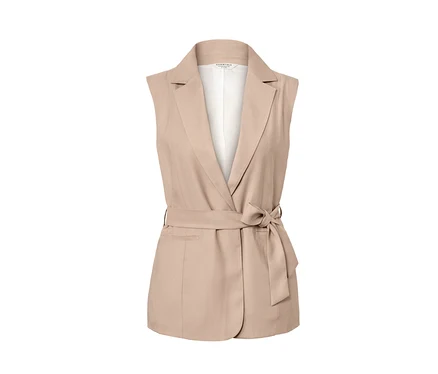 Gilet beige avec ceinture à nouer.