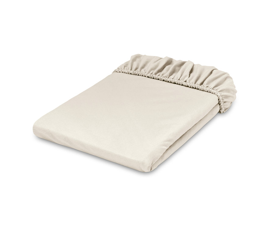 Un drap-housse en molleton crème plié.