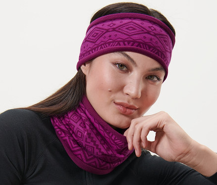 Femme portant un col et un bandeau en polaire rose.