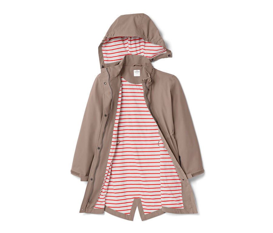 Trenchcoat tout-temps pour enfant beige ouvert avec capuche et rayures rouges et blanches.