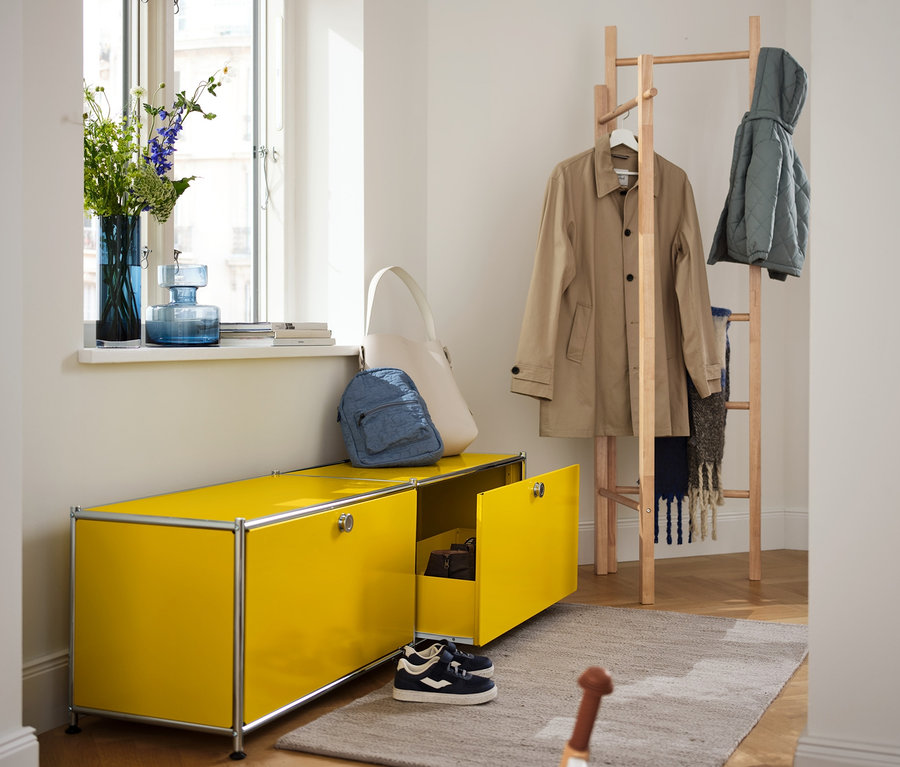 Meuble bas en métal « CN3 » jaune avec tiroirs à côté d'un portant échelle.