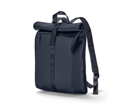 Un sac à dos de pluie bleu enroulé sur un fond blanc.