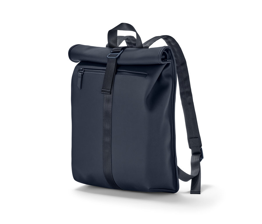 Un sac à dos de pluie bleu enroulé sur un fond blanc.