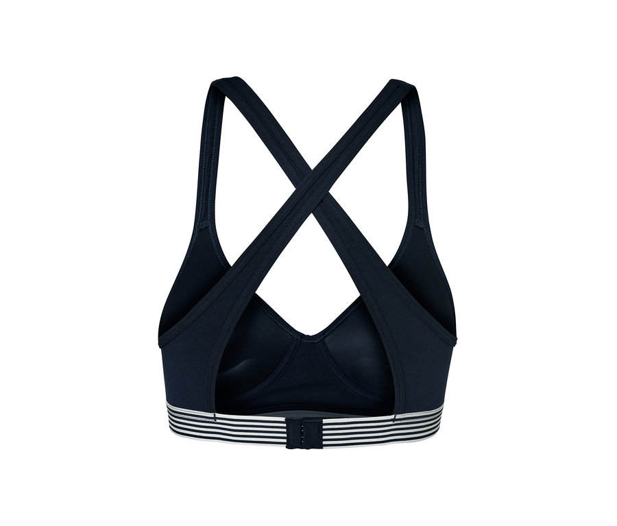 Gros plan sur l'arrière d'un soutien-gorge à coques bleu marine avec dos nageur.