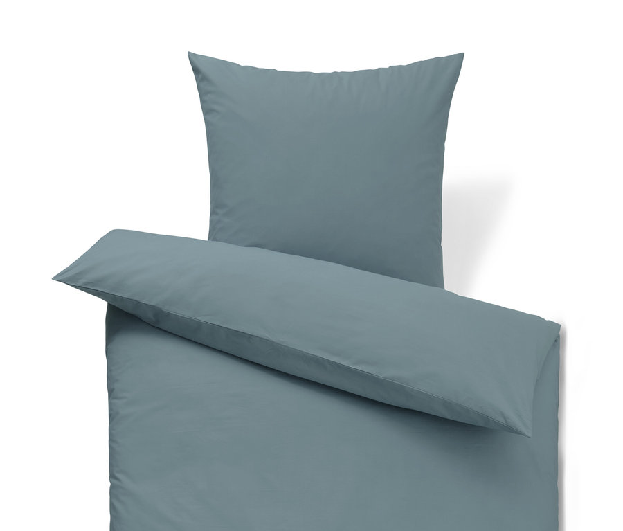 Un ensemble de literie en percale bleue comprenant un drap et une taie d'oreiller.