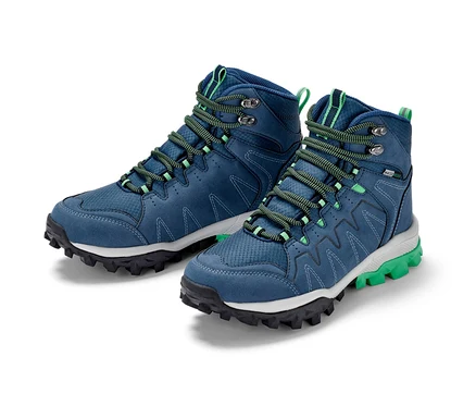 Deux chaussures de trekking sur fond blanc.