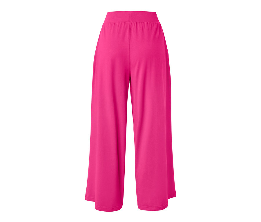 Gros plan d'un pantalon jersey rose sur fond blanc.