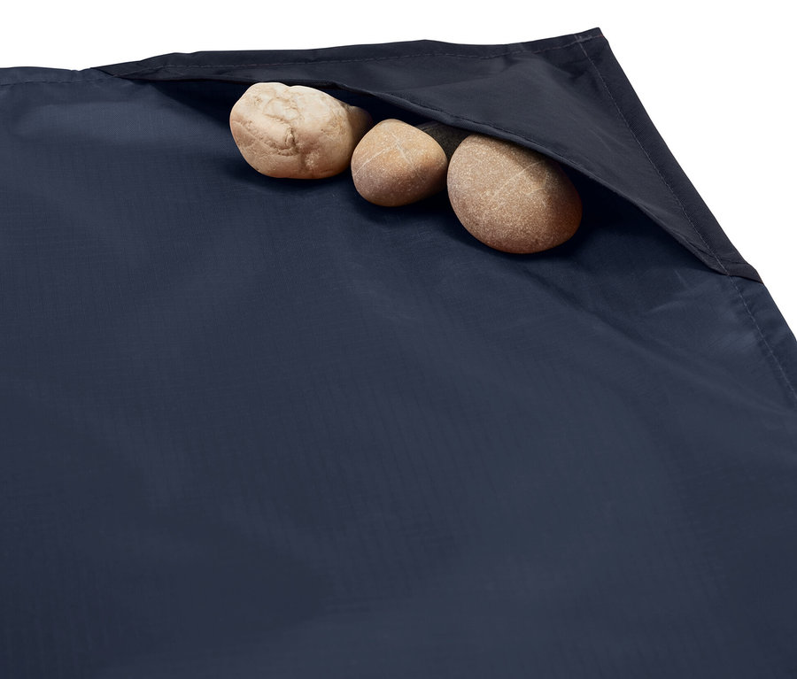 Trois pierres dans une poche en tissu bleu foncé.