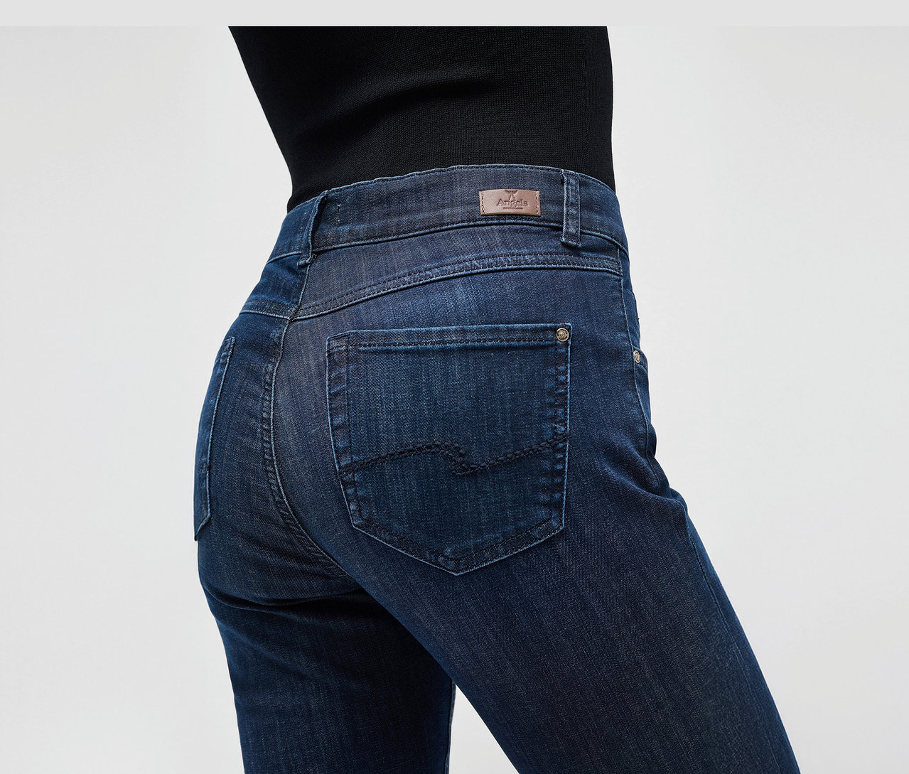 Gros plan d'une personne portant un jean bleu foncé Angels « Cici » coupe étroite.